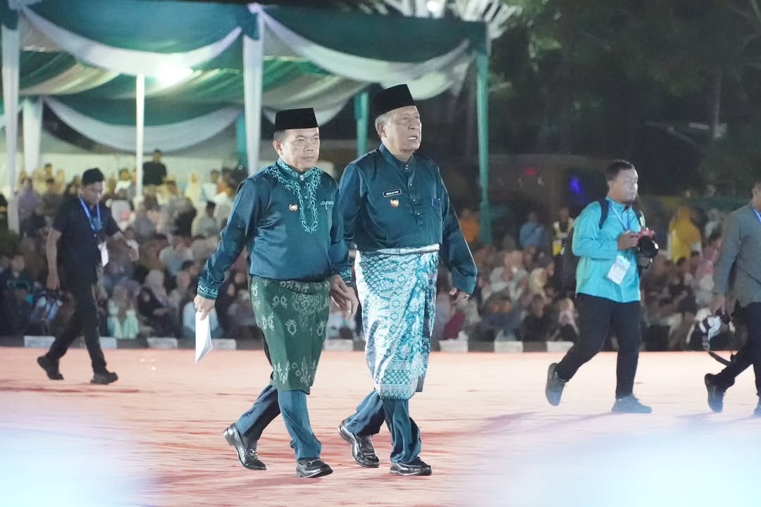 Momen keakraban Gubernur Jambi Al Haris dan Wakil Gubernur Jambi Abdullah Sani di MTQ ke-54 tingkat Provinsi Jambi 