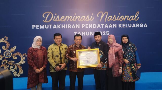 Gubernur Jambi, Al Haris terima penghargaan dari BKKBN