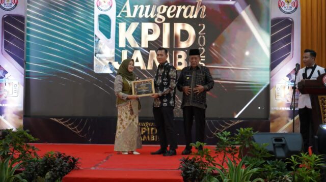 Hesti Haris terima penghargaan Life Achievement pada anugerah KPID Jambi 2025