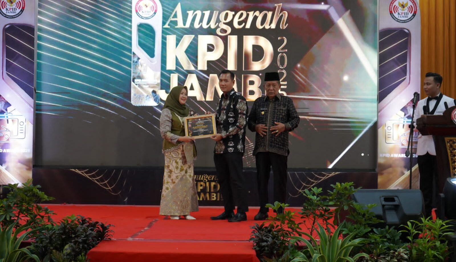 Hesti Haris terima penghargaan Life Achievement pada anugerah KPID Jambi 2025