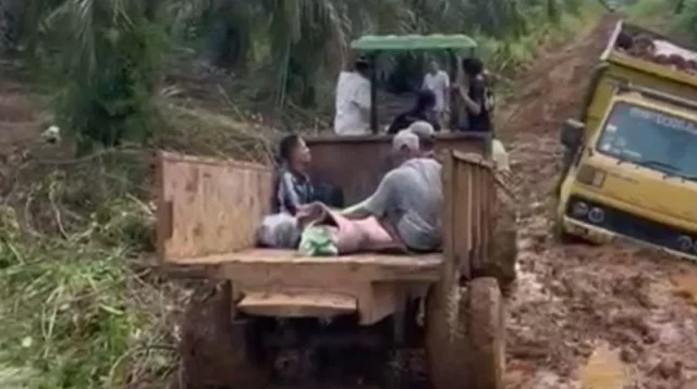 Warga yang membawa jenazah keluarganya dengan menggunakan jonder akiat jalan rusak parah tidak bisa dilalui mobil truk.ANTARA