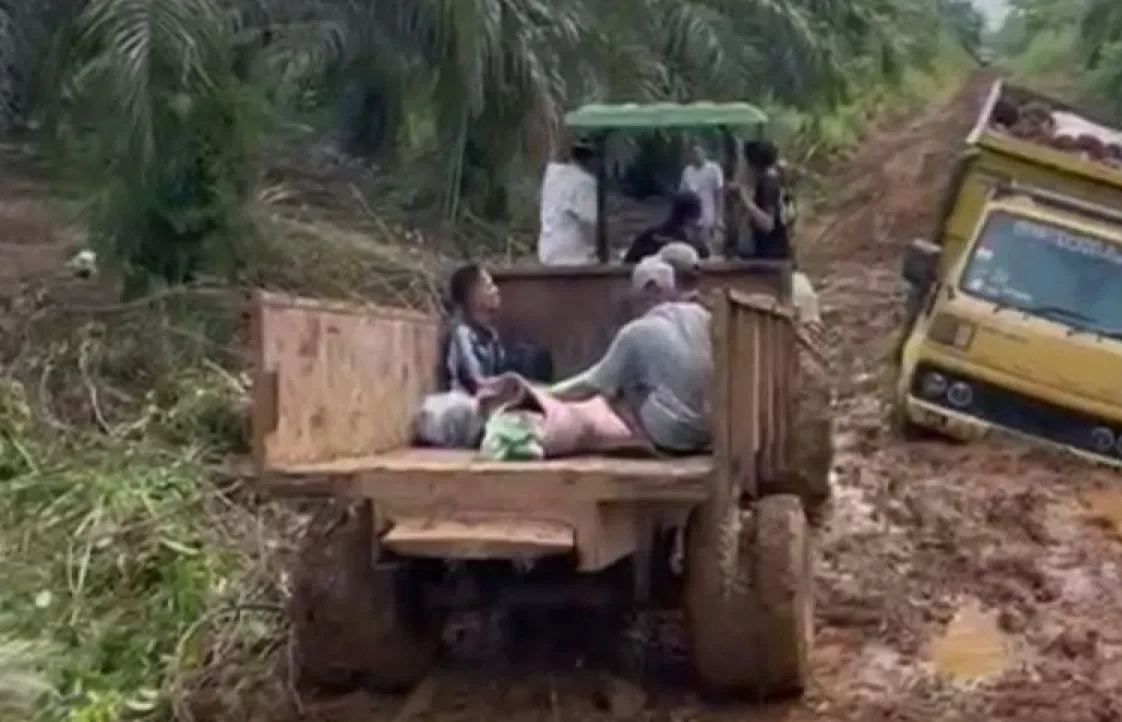 Warga yang membawa jenazah keluarganya dengan menggunakan jonder akiat jalan rusak parah tidak bisa dilalui mobil truk.ANTARA