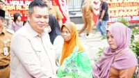 Ketua DPRD Kota Jambi, Kemas Faried Alfarelly berikan bantuan kepada masyarakat