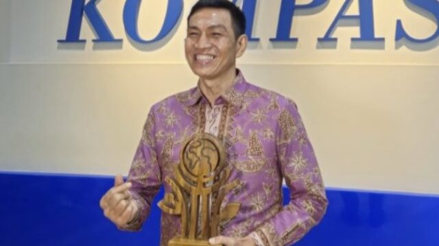 Bupati Batang Hari, M Fadhil Arief menerima penghargaan Anugerah Cita Negeri 2025