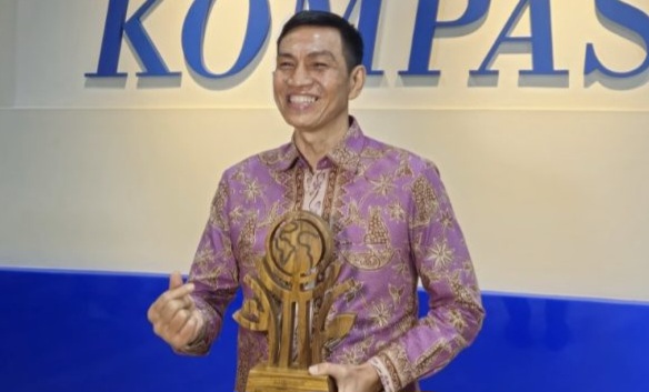 Bupati Batang Hari, M Fadhil Arief menerima penghargaan Anugerah Cita Negeri 2025