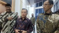 Gubernur Jambi Al Haris menghadiri Pisah Sambut Kajati baru Jambi dari Hermon Dekristo (kanan) kepada Sugeng Hariadi (kiri)