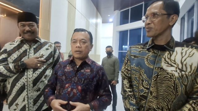 Gubernur Jambi Al Haris menghadiri Pisah Sambut Kajati baru Jambi dari Hermon Dekristo (kanan) kepada Sugeng Hariadi (kiri)