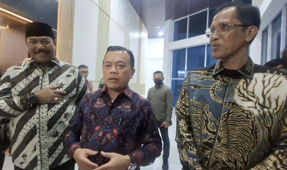 Gubernur Jambi Al Haris menghadiri Pisah Sambut Kajati baru Jambi dari Hermon Dekristo (kanan) kepada Sugeng Hariadi (kiri)