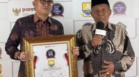 Screenshot_20251105_151818_WhatsApp Wakil Gubernur Jambi, Abdullah Sani (kanan) bersama Kadis Kominfo Provinsi Jambi, Ariansyah (kiri) menerima penghargaan TOP GPR Award 2025