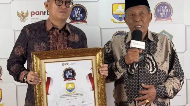 Wakil Gubernur Jambi, Abdullah Sani (kanan) bersama Kadis Kominfo Provinsi Jambi, Ariansyah (kiri) menerima penghargaan TOP GPR Award 2025