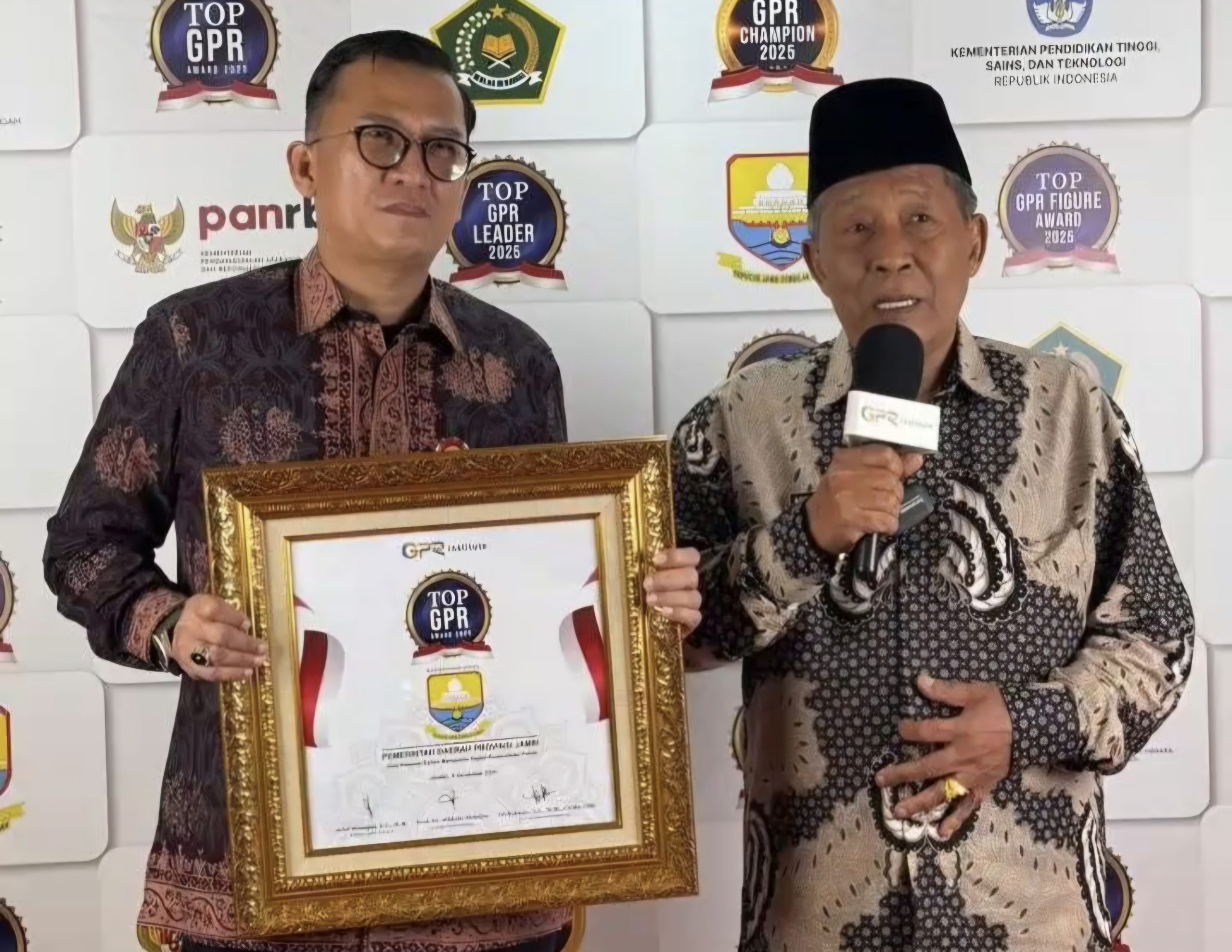 Wakil Gubernur Jambi, Abdullah Sani (kanan) bersama Kadis Kominfo Provinsi Jambi, Ariansyah (kiri) menerima penghargaan TOP GPR Award 2025