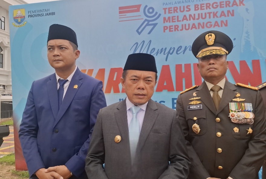 Gubernur Jambi, Al Haris setelah selesai melaksanakan upacara peringatan Hari Pahlawan Nasional