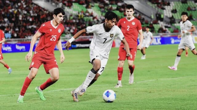 Pemain timnas Indonesia, Evandra sedang membawa bola