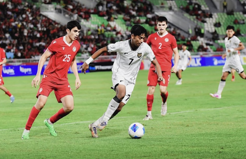 Pemain timnas Indonesia, Evandra sedang membawa bola