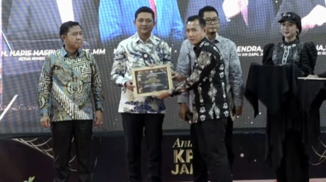 Ketua DPRD Provinsi Jambi, M Hafiz Fattah raih penghargaan di KPID Award Jambi 2025