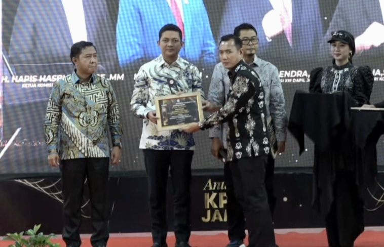 Ketua DPRD Provinsi Jambi, M Hafiz Fattah raih penghargaan di KPID Award Jambi 2025