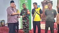 Ketua DPRD Kota Jambi Kemas Faried Alfarelly saat menyerahkan kartu BPJS Ketenagakerjaan bagi Babinsa dan Bhabinkabtimas