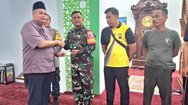 Ketua DPRD Kota Jambi Kemas Faried Alfarelly saat menyerahkan kartu BPJS Ketenagakerjaan bagi Babinsa dan Bhabinkabtimas