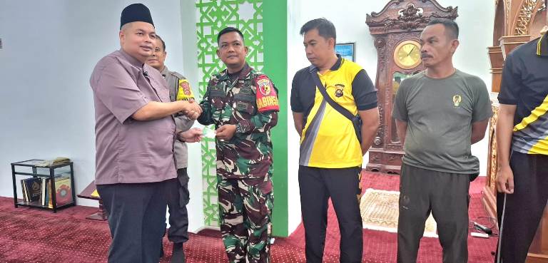 Ketua DPRD Kota Jambi Kemas Faried Alfarelly saat menyerahkan kartu BPJS Ketenagakerjaan bagi Babinsa dan Bhabinkabtimas