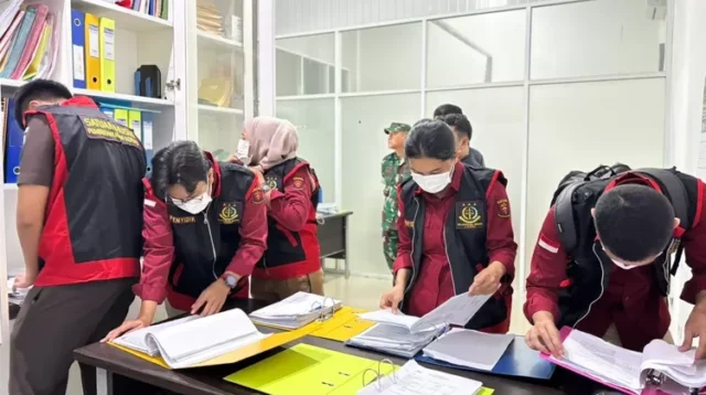 Tim Pidsus Kejaksaan Negeri Jambi menggeledah kantor pengelola pasar angso duo