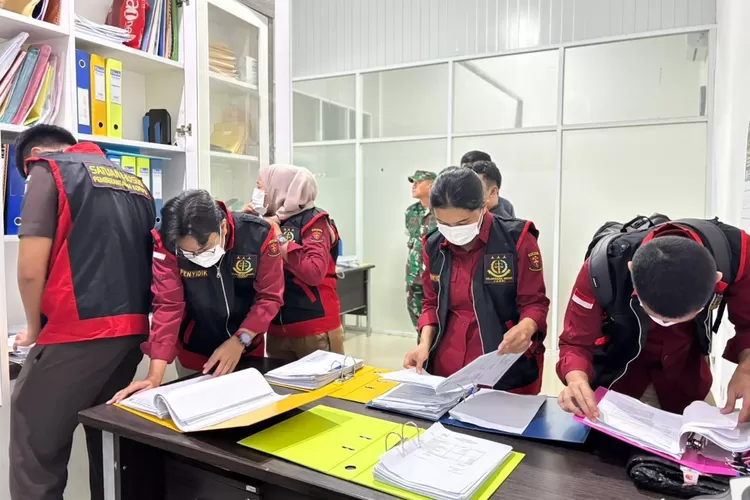 Tim Pidsus Kejaksaan Negeri Jambi menggeledah kantor pengelola pasar angso duo