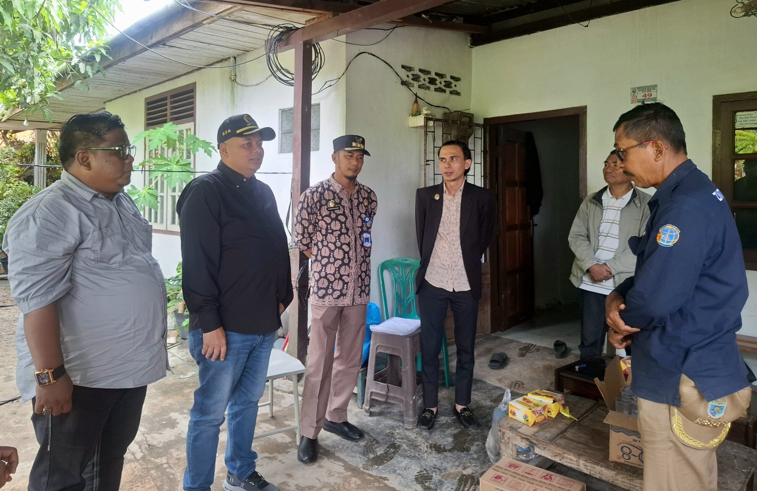 Ketua DPRD Kota Jambi, Kemas Faried Alfarelly meninjau rumah korban yang ditimpa pagar rumah sakir Arafah Jambi