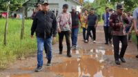 Ketua DPRD Kota Jambi, Kemas Faried Alfarelly meninjau kondisi jalan rusak parah di Kelurahan Lingkar Selatan