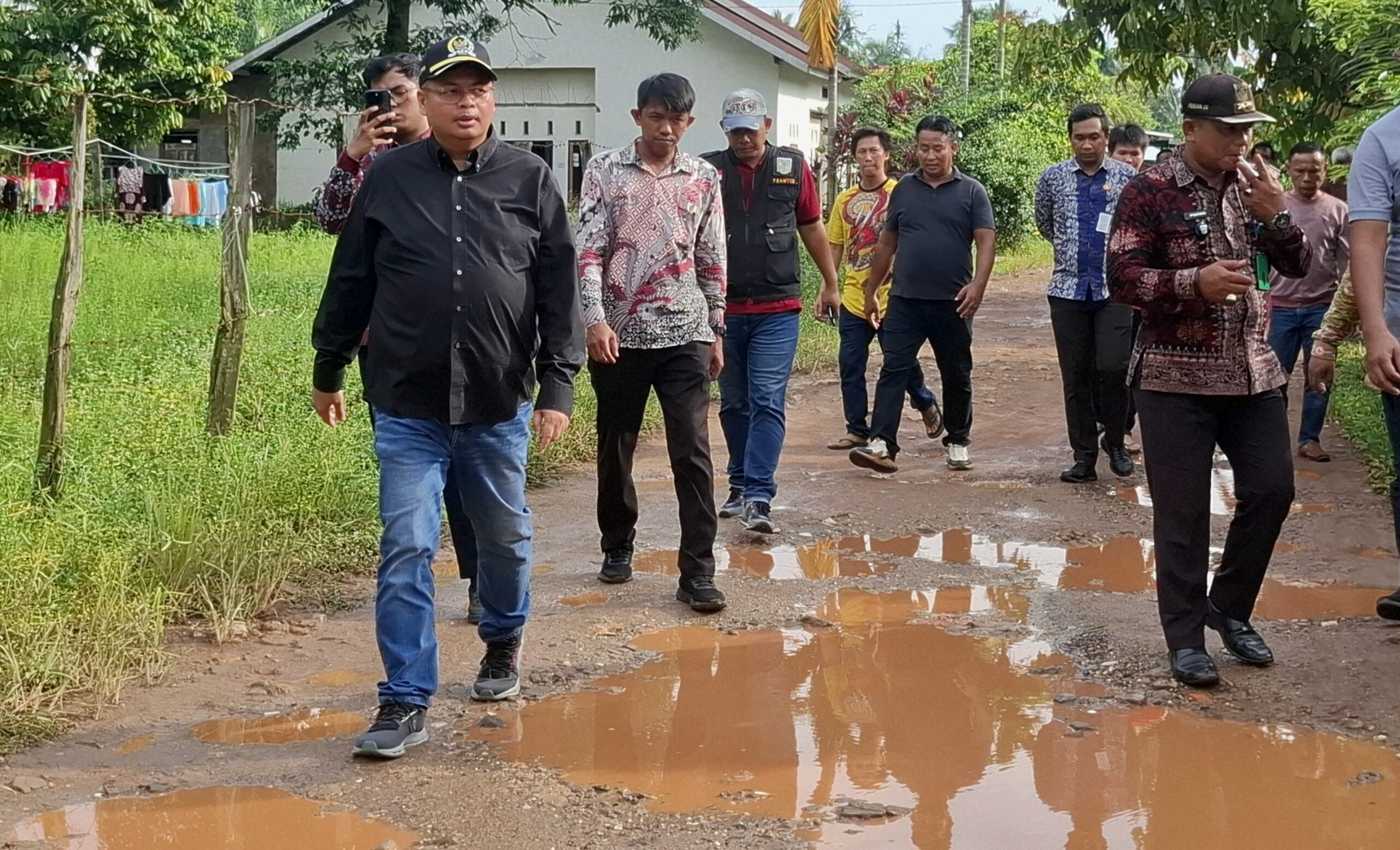 Ketua DPRD Kota Jambi, Kemas Faried Alfarelly meninjau kondisi jalan rusak parah di Kelurahan Lingkar Selatan