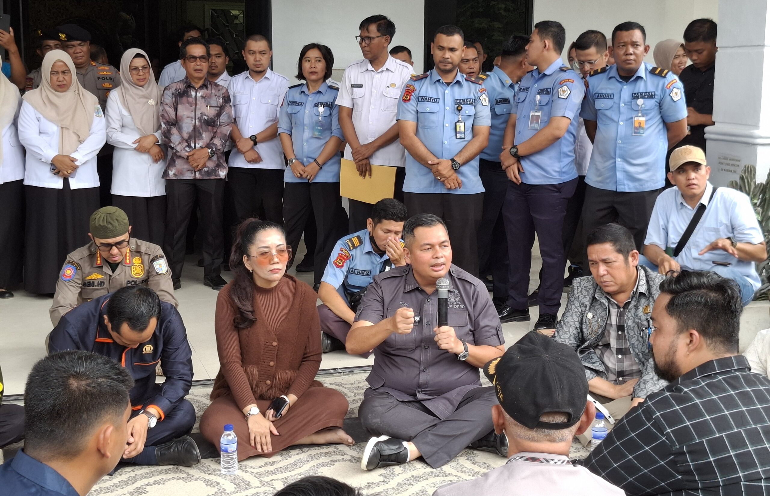 Ketua DPRD Kota Jambi, Kemas Faried Alfarelly menerima aksi massa terkait persoalan zona merah Pertamina