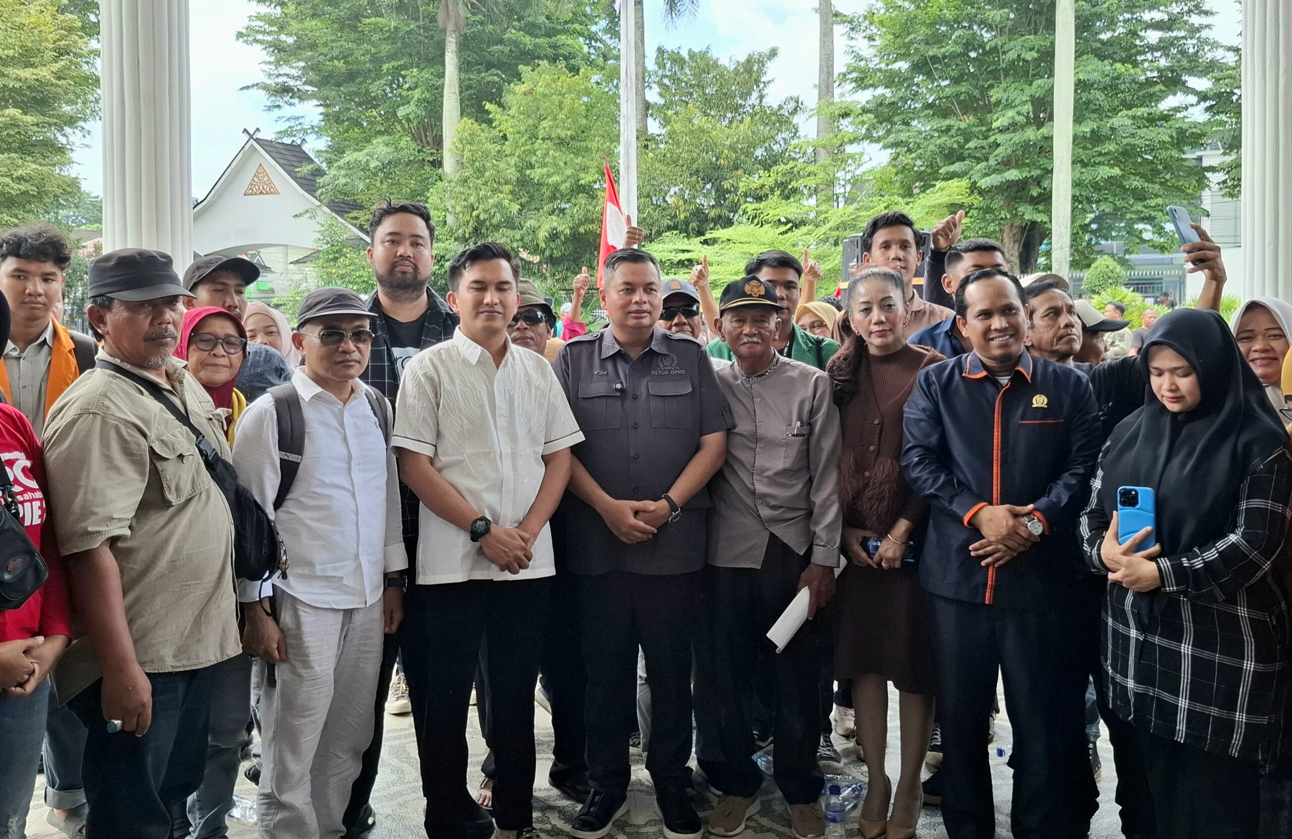 Ketua DPRD Kota Jambi, Kemas Faried Alfarelly bersama warga Kota Jambi