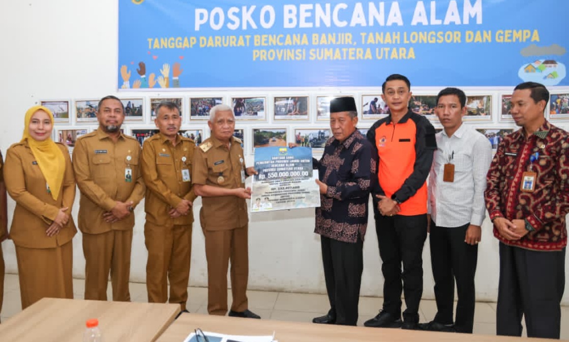 Wakil Gubernur Jambi, Abdullah Sani Serahkan bantuan untuk korban bencana di Sumatera Utara