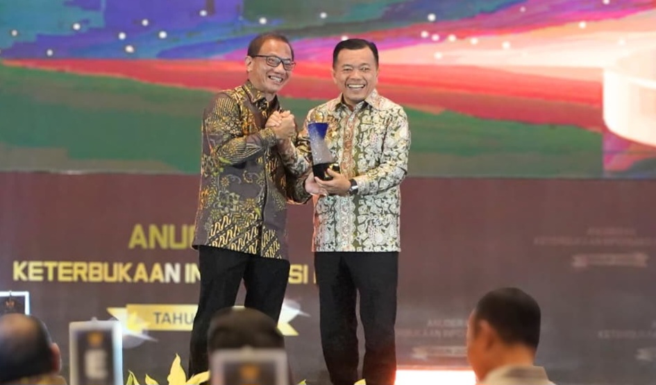 Gubernur Jambi, Al Haris terima anugerah Keterbukaan Informasi Publik tahun 2025