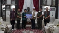 IMG-20251217-WA0014 Gubernur Jambi, Al Haris serahkan bantuan korban bencana alam di Sumatera Barat