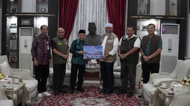 Gubernur Jambi, Al Haris serahkan bantuan korban bencana alam di Sumatera Barat