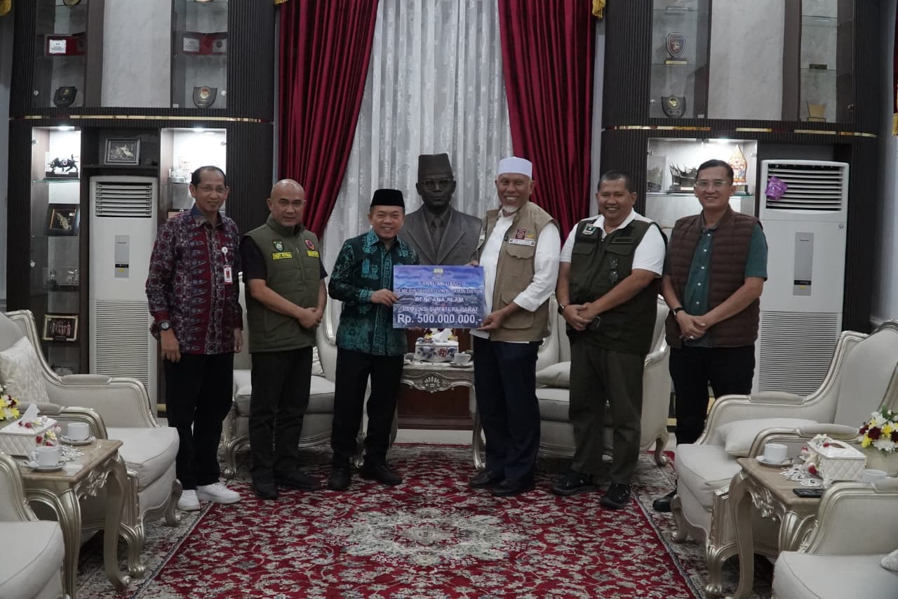 Gubernur Jambi, Al Haris serahkan bantuan korban bencana alam di Sumatera Barat