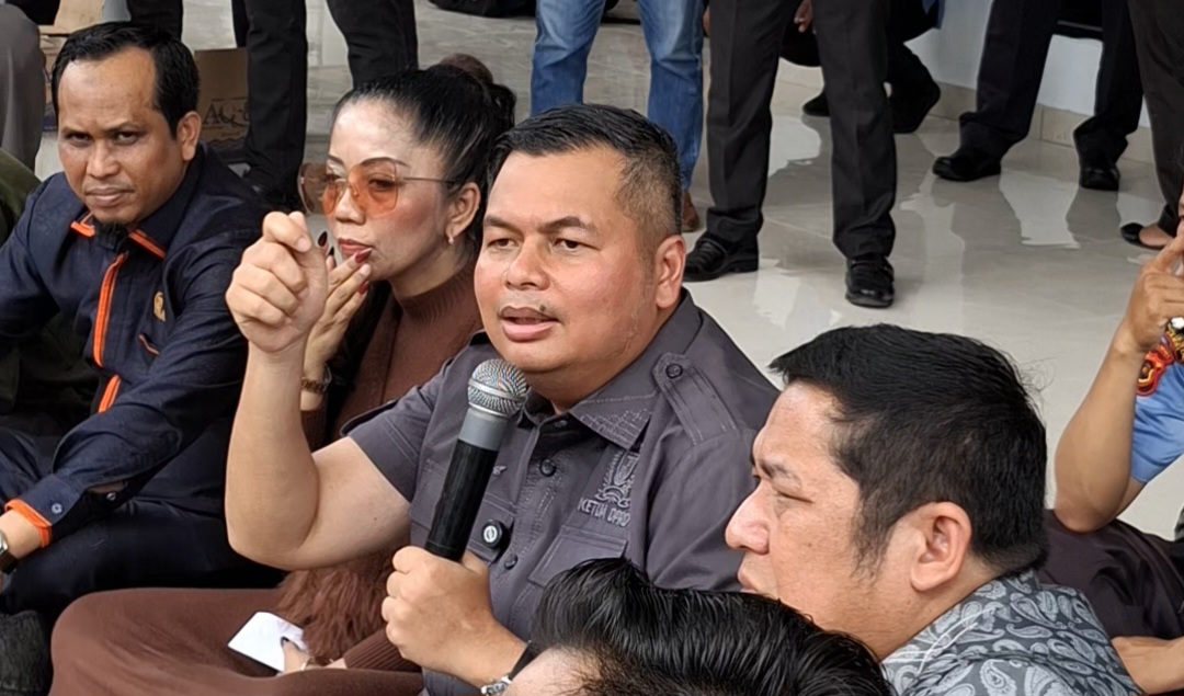 Ketua DPRD Kota Jambi, Kemas Faried Alfarelly meminta Presiden Republik Indonesia Prabowo Subianto memperhatikan polemik status zona merah Pertamina